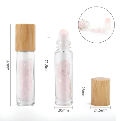 Roll-on buteliukas su rožinio kvarco akmenėliais ir bambuko kamščiu, matmenys 20×87×28 mm, rodoma ritinuko ir kamščio artima detalė