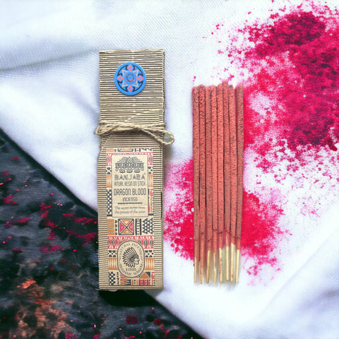 Smilkalai Banjara Dragon Blood, raudonos dervos lazdelės su intensyviu aromatu, gofruoto kartono pakuotė