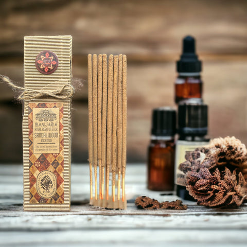 Smilkalai sandalwood: natūralios rudos lazdelės su degančiomis galelėmis, dekoratyvi dėžutė ir eteriniai aliejai
