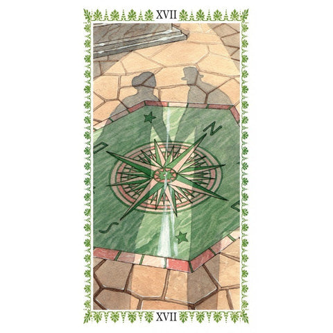 tarot korta su žaliu kompaso motyvu ant šešiakampio stalo, aukšta perspektyva ir dviejų žmonių šešėliai