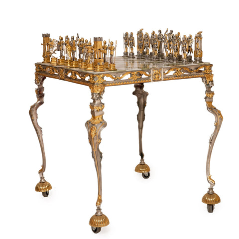 Šachmatų stalas su marmuro lenta ir aukso bei sidabro ornamentais, išlenktomis kojomis su ratukais ir pilnu metalinių figūrų komplektu