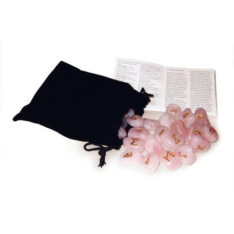 Runų rinkinys iš rožinio kvarco širdelių su auksuotomis raidėmis, juodu aksominiu maišeliu ir instrukcijų bukletu