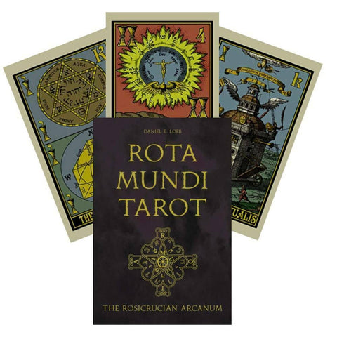 Rota Mundi tarot kortų rinkinys: juodas dėklas su aukso užrašu ir trys spalvotos didžiųjų arkanų kortos fanuotos už dėklo