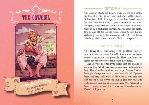 Tarot korta „The Cowgirl“: rožinė kaubojiška iliustracija su affirmacijos juosta, matomas pilnas kortos priekis ir dešinėje teksto pusė.