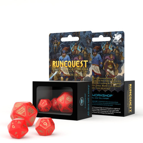 RuneQuest kauliukai – raudonų plėtinių rinkinys su aukso simboliais ir matoma pakuote bei išrikiuotais kauliukais