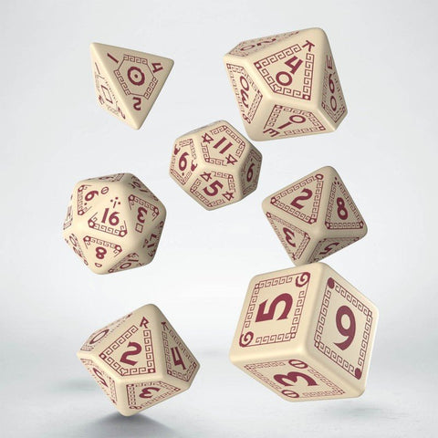 RPG kauliukai kreminės spalvos su bordo skaičiais, pilnas polihedralinis rinkinys d4–d6–d8–d10–d12–d20 skriejantys ore