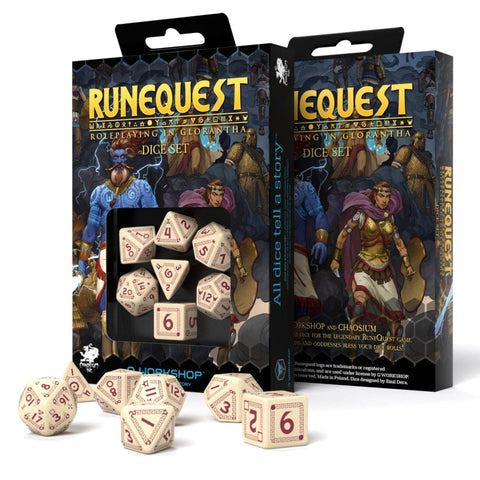 RuneQuest kauliukai – kreminis 7 dalių daugiasienių kauliukų rinkinys su raudonomis skaitmenimis ir pakuotės priekiu