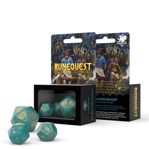 RuneQuest kauliukai tamsiai žali su auksinėmis žymomis, ekspansijos rinkinys matomas atidengtoje dėžutėje ir keli kauliukai išdėstyti priekyje