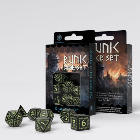 Runic kauliukų rinkinys — juodi kauliukai su žaliais runiniais simboliais (d20–d4), pakuotėje ir išdėstyti priekyje