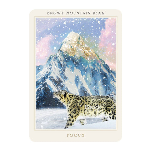 tarot korta su snieguota kalno panorama ir sniegu einančiu sniego leopardu, aukso akcentai viršūnėje ir užrašu FOCUS apačioje