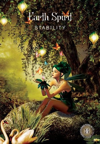 Tarot korta Earth Spirit Stability — žalia elfė sėdi ant samanoto akmens tarp lelijų ir drugelių, natūralios žemės spalvos, numeris 14