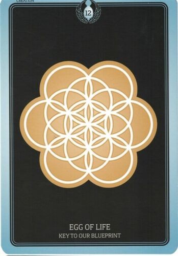 Tarot korta Egg of Life (12) su auksine geometrine „gyvybės kiaušinio“ figūra ant juodo fono ir mėlynu rėmu