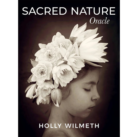 Oracle kortos Sacred Nature — Holly Wilmeth viršelis su sepijos mergaitės profiliu ir žydinčiu vainiku