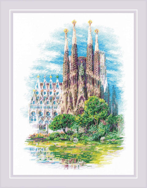 Siuvinėjimo rinkinys Sagrada Familia motyvu, užbaigtas rėme su ryškiu pastatų kontūru ir vandens atspindžiu