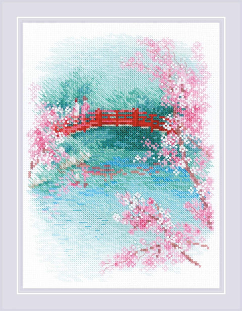 Kryželių siuvinėjimo rinkinys su raudonu japonų tiltu ir rožinių vyšnių žiedų motyvu virš mėlyno vandens