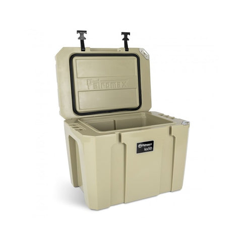Aušintuvas Petromax KX50 smėlio spalvos, 50 l talpos, atidarytu dangčiu parodytas iš priekio, tvirtas termo korpusas