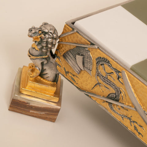 Dekoratyvinė dėžutė su auksuotomis ir sidabrinėmis plokštelėmis, liūto figūrėle ant agato pagrindo, arti šoninio reljefinio kampo