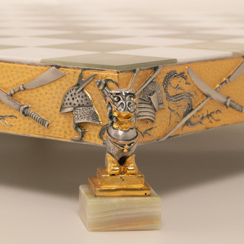 Šachmatų lenta su aukso ir sidabro detalėmis, kampinis liūto kojelės dekoras ant onikso pėdos ir šarvų bei drakono raižinys