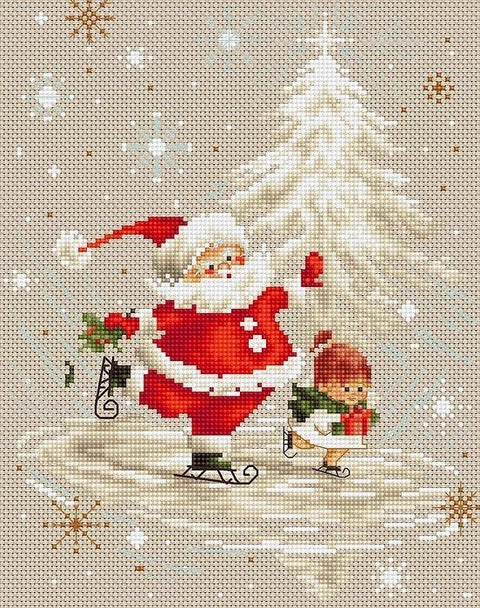 Kalėdinis kryželių rinkinys su raudonu Seneliu ir mažąja dovanų nešančia figūra, balta eglė fone, lininė drobė 25×30 cm