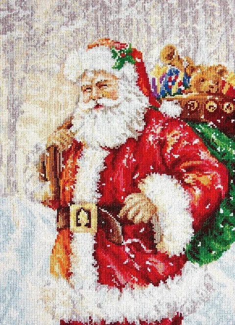 Kalėdinis siuvinėjimo rinkinys: raudonas Senelis su žalia dovanų kuprine ir žaislais, aukštas vertikalus motyvas