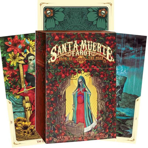 Santa Muerte tarot kortų rinkinys su raudona rožių dekoruota dėžute, priekinio dangtelio skeletinė Mergelės scena ir trys pavyzdinės kortos