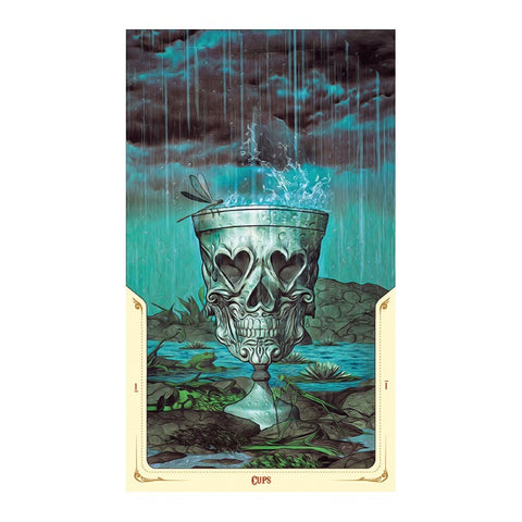 Tarot korta Puodeliai su žaliu kaukolės taurės piešiniu, širdies formos akimis, lietaus fonu, laumžirgiu ir vandens lelijomis
