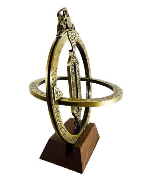 Armilinis saulės laikrodis, žalvario spalvos su mediniu stačiakampiu padu, pasviręs kampu matomas iš priekio
