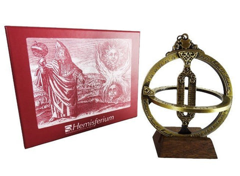 armilinis gaublys iš žalvario su mediniu pagrindu ir antikvariniu dizainu, pristatomas raudonoje Hemisferium dėžėje
