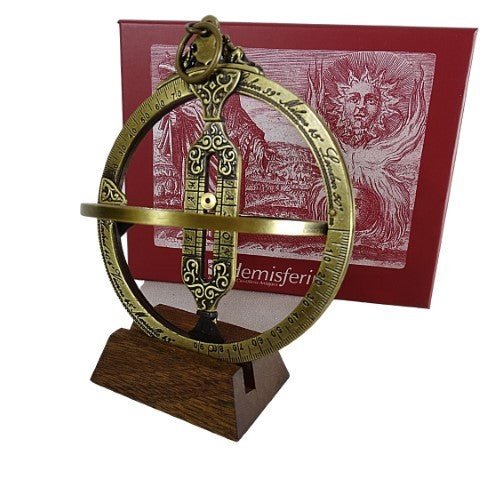 Astrolabas iš žalvario ant medinio stovelio, dekoratyviais raižiniais, pristatomas su raudona dovanine dėžute
