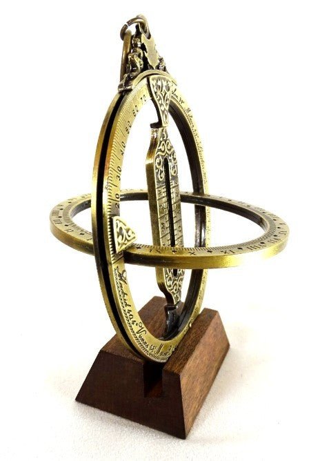 armiliarinis saulės laikrodis ant medinio pjedestalo, antikinio žalvario variantas, parodytas iš priekio-šono su graviruotais žiedais