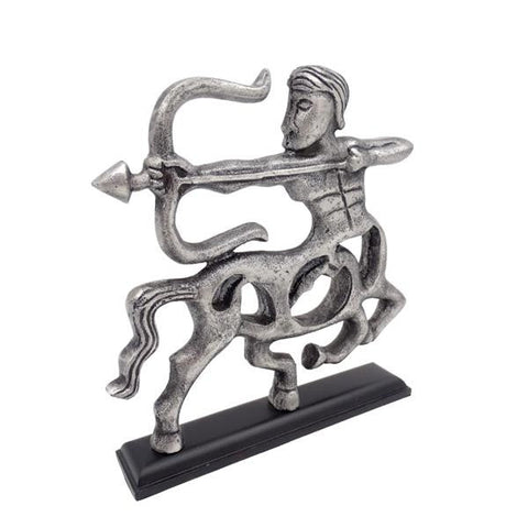 Centauro figūrėlė sidabro spalvos ant juodo pagrindo, stilizuota arkliška skulptūra stalui, rodoma iš priekinio kampo