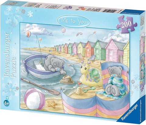 Dėlionė Ravensburger 200 dalių, dėžutės priekinis vaizdas su pastelinių spalvų paplūdimio iliustracija ir dviem Me to You meškiukais