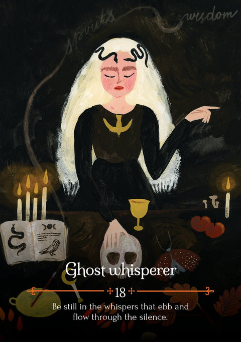 tarot korta Ghost Whisperer: tamsi, vertikali iliustracija su baltaplauke figura, kaukole, žvakėmis ir auksine taure