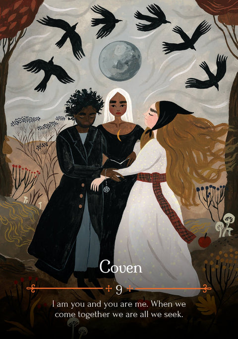 Tarot korta Coven – trijų moterų mėnulio susibūrimas su skrendančiais varnais ir žemiškų tonų iliustracija