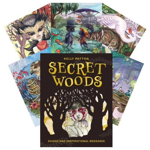 Orakulo kortos Secret Woods su iliustruota knyga — tamsiai rudais viršelio kortomis ir fanuotu iliustruotų kortų išdėstymu