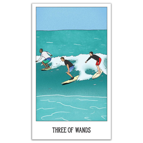 Tarot korta Three of Wands su iliustracija trijų banglentininkų riedančių ant žydros bangos, vertikali įžanga į jūrą