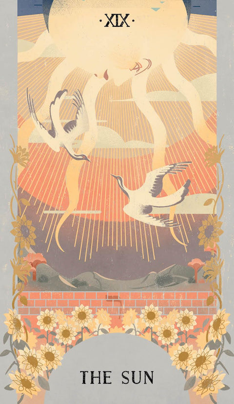 tarot korta Saulė, pastelinė plakato versija su skriejančiomis garniomis, saulėgrąžų rėmu ir vertikalia kompozicija