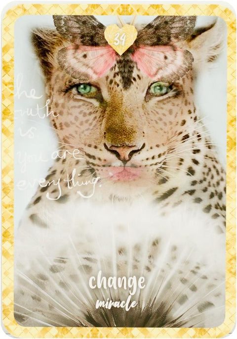 orakulo korta, priekinis planas: leopardas su žaliomis akimis, drugelio karūna ir geltonu rėmu, užrašu change miracle