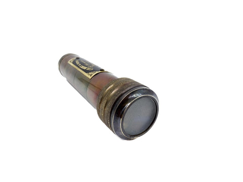 Kišeninis teleskopas žalvario ir rudos emalės apdaila, artimas kampinis planas su uždarytu priekiu lęšiu