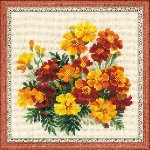 Siuvinys kryželiu: rėmuota geltonų ir oranžinių samanos žiedų puokštė ant smėlio spalvos audinio, 30×30 cm, artimas planas