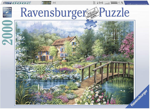 Dėlionė Ravensburger 2000 dalių su kaimo nameliu, mediniu tiltu ir gėlių apkrauta pakrante sodybos scenoje