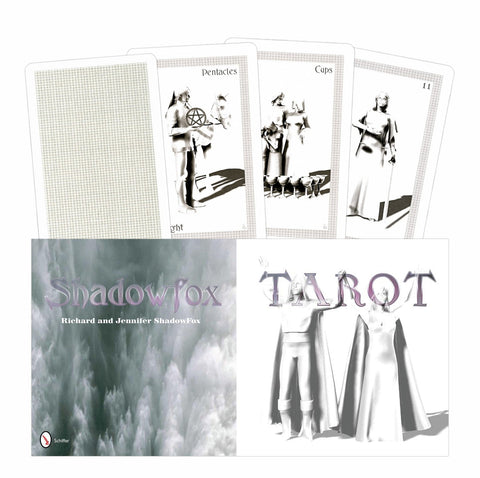 Tarot kortos ShadowFox su pilkai baltu viršeliu ir pakuotės priekyje bei keliomis atverstomis kortomis