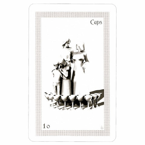 Tarot korta 10 Taurių, nespalvota šeimos scena su pora vaikų ir dešimt taurų išdėstytų eilėje