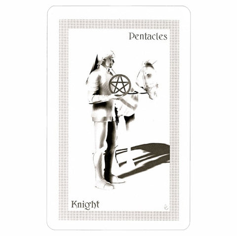 Monetų riteris tarot korta, juodai balta, pilno dydžio kortos priekis su riterio ir žirgo motyvu, skirta kortų rinkiniui arba atskiram pirkimui