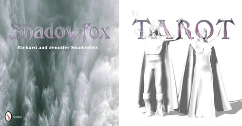 Tarot kortos Shadowfox — dvipusis viršelis: kairėje pilki vandenys, dešinėje baltos figūros, kolekciniam leidimui