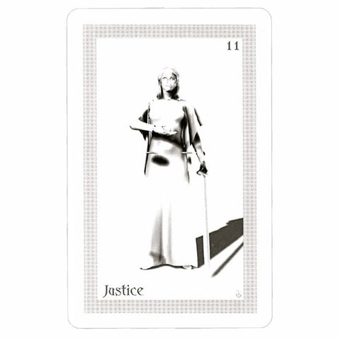 Tarot korta Teisingumo, juodai baltas minimalistinis variantas su stovinčia figūra, kairiniame viršuje numeris 11