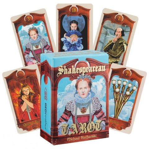 Tarot kortos Shakespearean Michael Kucharski, mėlyna dėžutė priekyje ir fanuotos personažų iliustracijos už nugaros