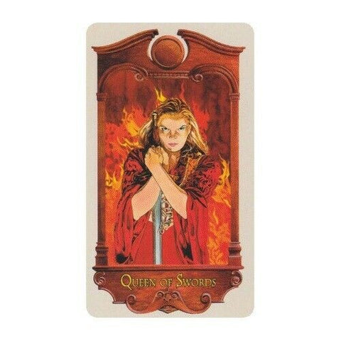 Tarot korta Kardų karalienė, stovinti su iškelta kardu, vilkinti raudoną mantiją ir liepsnojančiu fonu