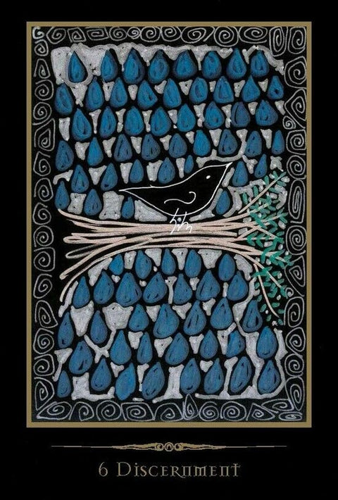 tarot korta su juodu paukščiu ant lizdo ir mėlynais lašais, priekinė pusė su rėmu ir užrašu 6 Discernment