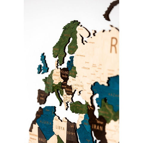Medinis sieninis žemėlapis, sluoksniuotos spalvotos medinės šalys (žalia, mėlyna, natūrali mediena), kampinis artimas Europą ir Šiaurės Afriką rodantis fragmentas